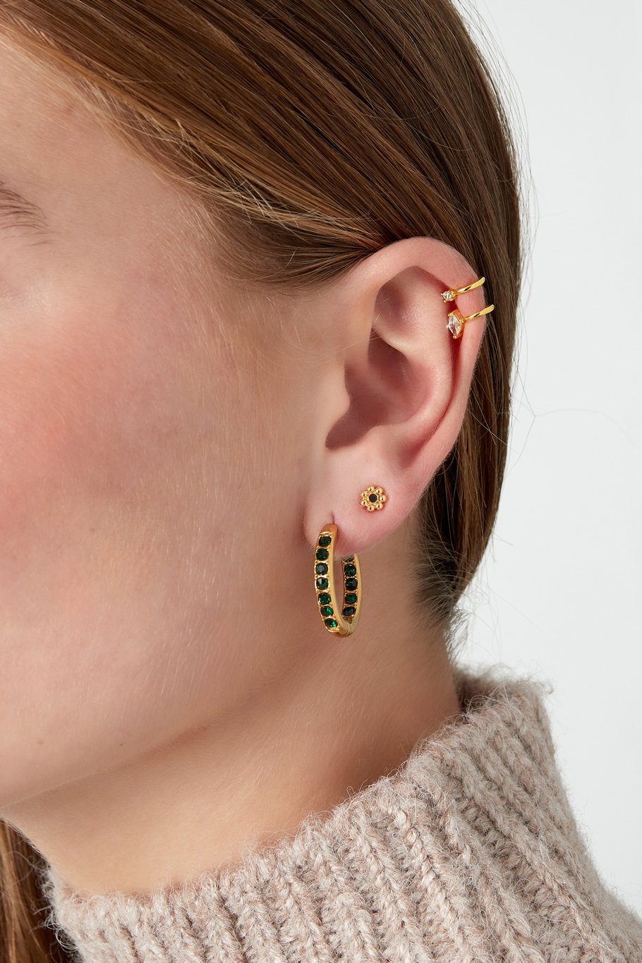 Verfijnde earcuff met subtiele shimmer-effecten voor een luxe uitstraling, ideaal voor chique en elegante looks.