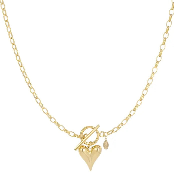 Gouden ketting 'Love Lies' met verfijnde schakels, elegant gepresenteerd op een neutrale achtergrond.