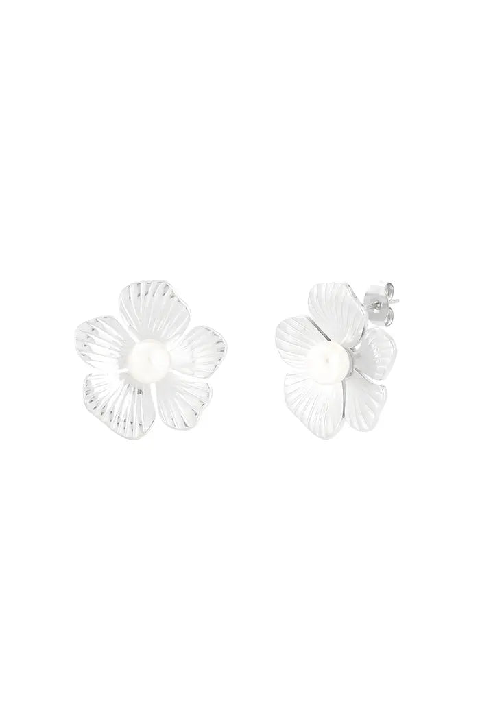 Oorbellen 'Blooming Beauty' in zilver, met een verfijnd bloemdesign, elegant en tijdloos.