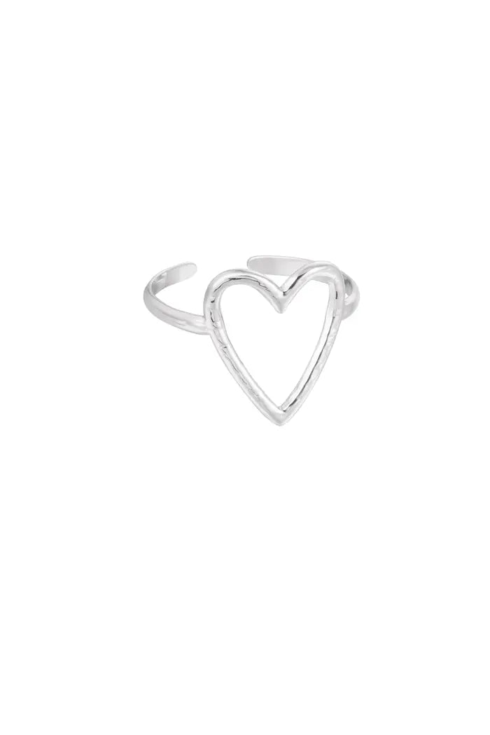 Ring 'Big Heart' zilver, met een opvallende hartvormige design, elegant gepresenteerd op een neutrale achtergrond.