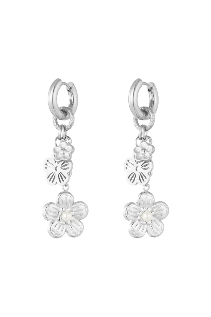 Zilverkleurige 'Blooming Beauty' oorbellen met verfijnd bloemdesign, vervaardigd van roestvrij staal voor een duurzame en elegante uitstraling.