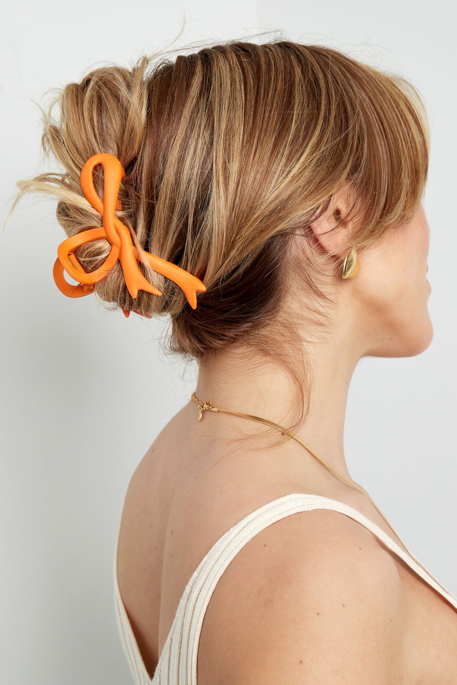 Oranje haarclip met elegante strikvorm, een schattig en stijlvol accent voor elke haarstijl.