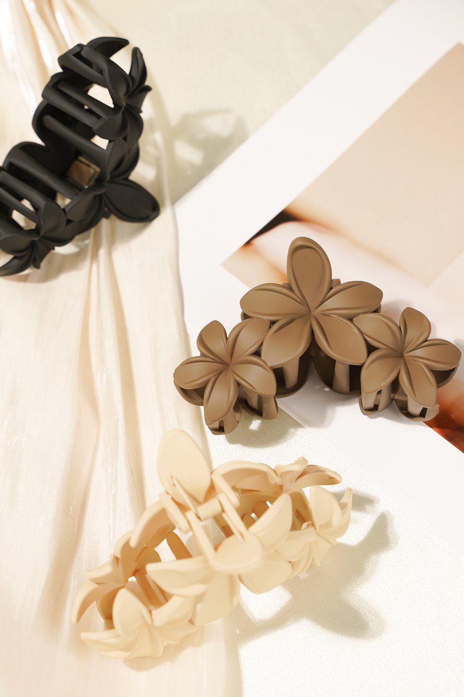 Zwarte haarclip met grote bloemen, een elegant en tijdloos accessoire dat je look compleet maakt.