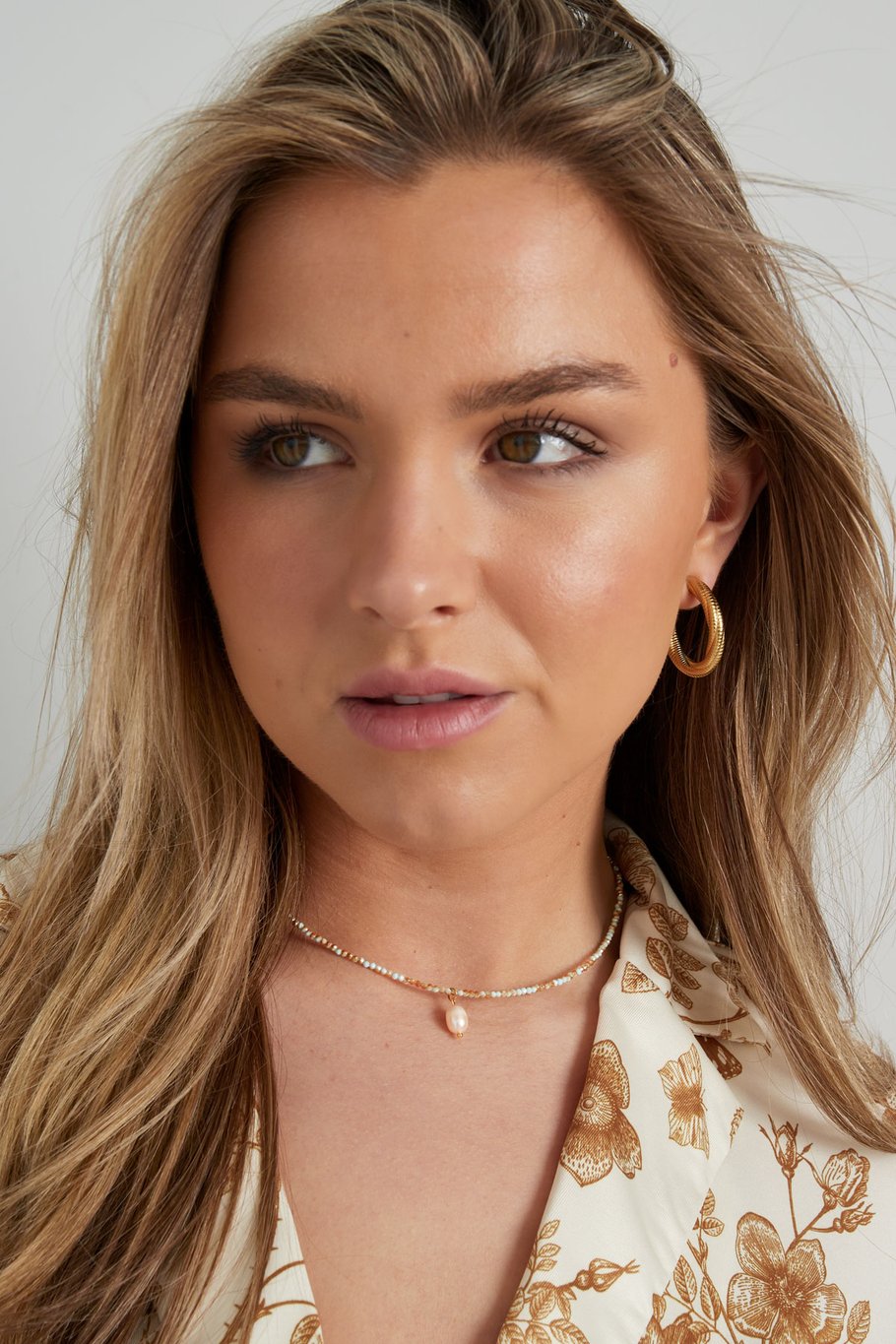 Elegante goudkleurige ketting met glanzende parel, perfect voor een chique en vrouwelijke look.