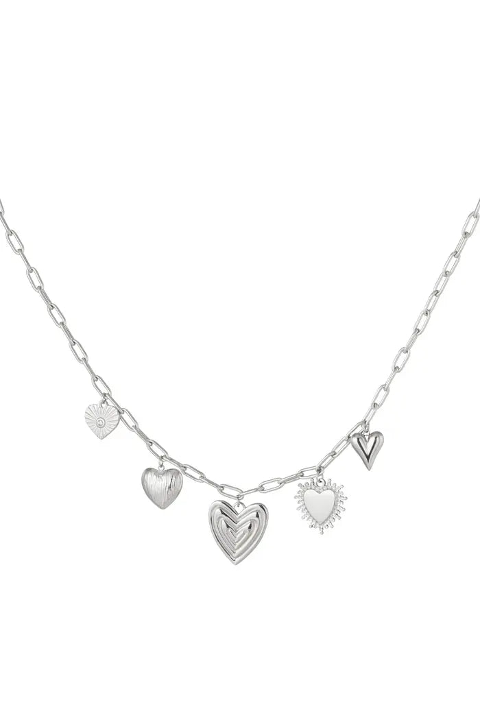 Bedelketting 'Hearts for the Win', met delicate hartvormige hangers aan een fijne schakelketting