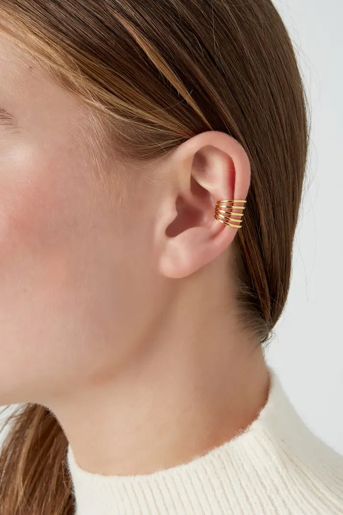 Gouden earcuff 'Layered Luxe' met een gelaagd ontwerp van drie glanzende banden, elegant gepresenteerd