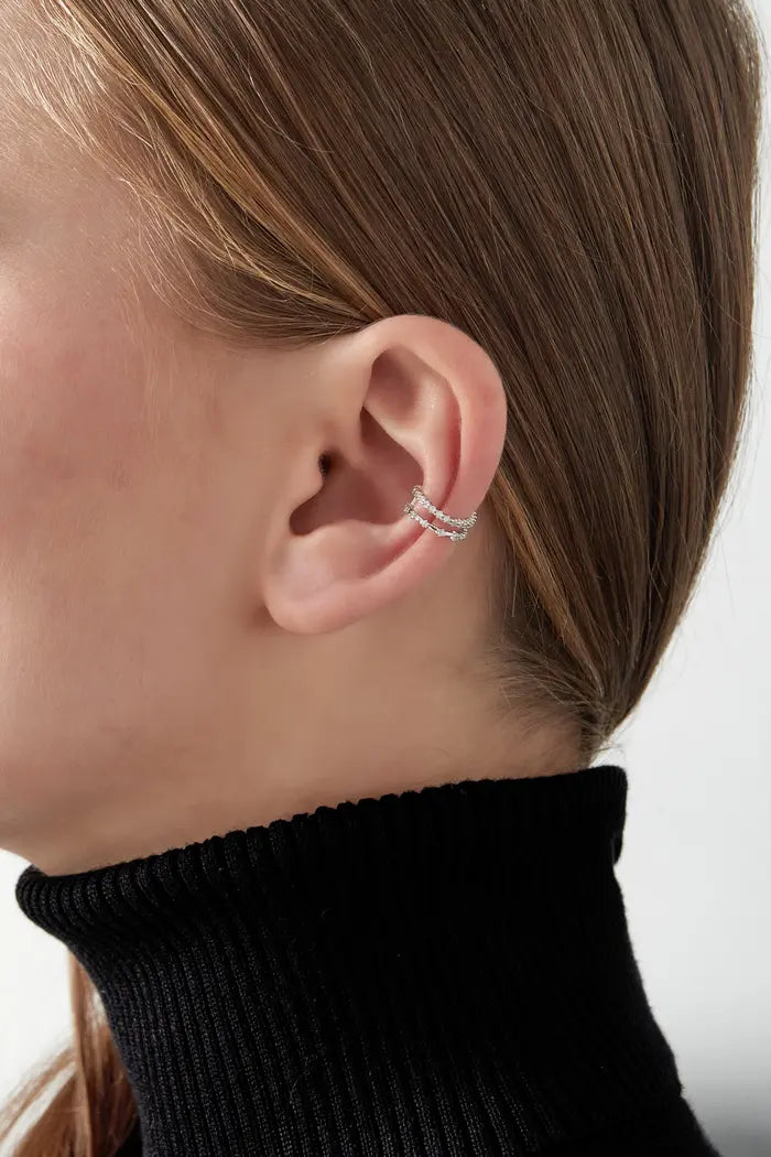 Zilverkleurige earcuff 'Double Sparkle' met dubbele bandjes en glinsterende details, elegant gepresenteerd