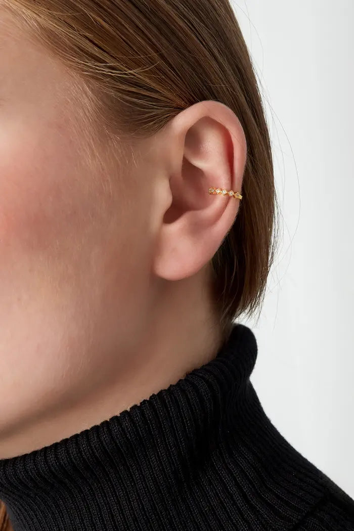 Zilverkleurige earcuff 'Elegant Edge' met een strak, minimalistisch ontwerp, elegant gepresenteerd op een neutrale achtergrond.