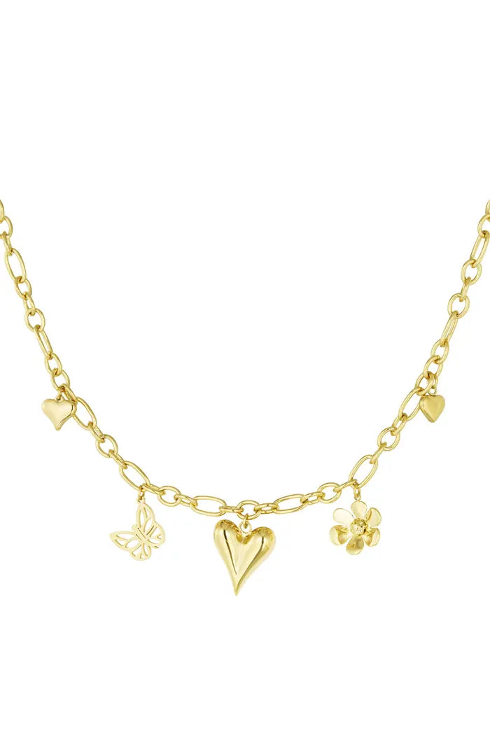Gouden bedelketting met delicate hart- en vlinderbedels, elegant gepresenteerd op een witte achtergrond.