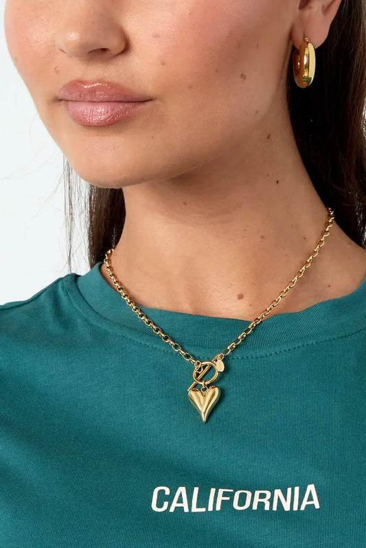 Gouden ketting 'Love Lies' met verfijnde schakels, elegant gepresenteerd