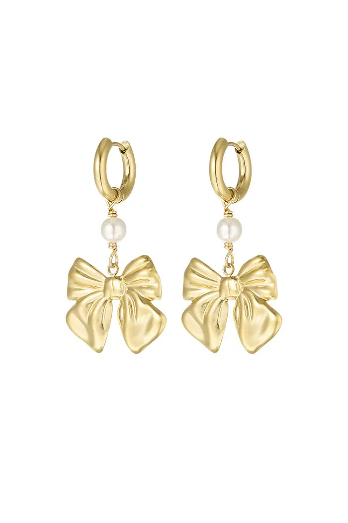 Oorbellen 'Baby Bow' in goud, met een verfijnd strikontwerp dat elegantie en speelsheid combineert, gepresenteerd op een neutrale achtergrond.