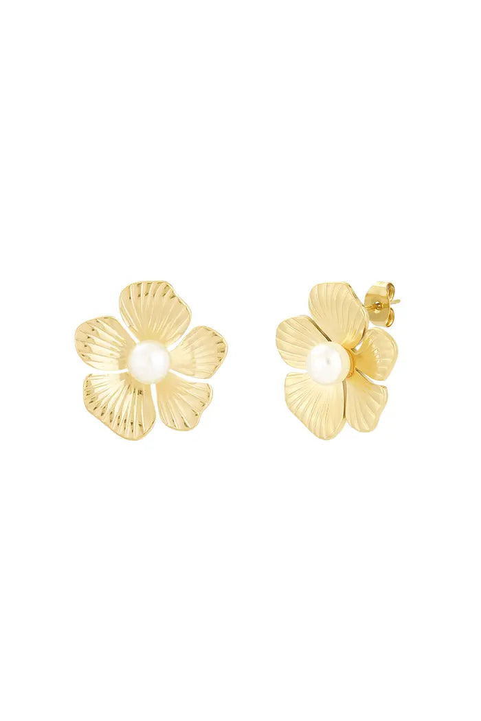 Oorbellen 'Blooming Beauty' in goud, met een verfijnd bloemdesign, elegant en tijdloos.