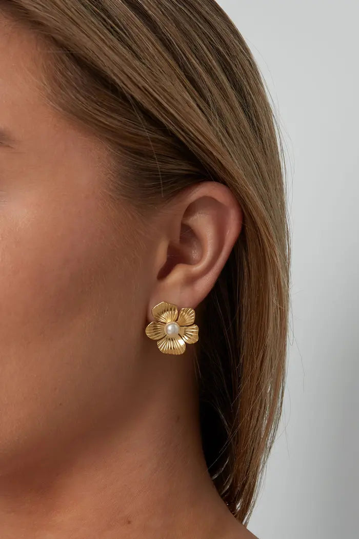 Oorbellen 'Blooming Beauty' in goud en zilver, met een verfijnd bloemdesign, elegant en tijdloos.