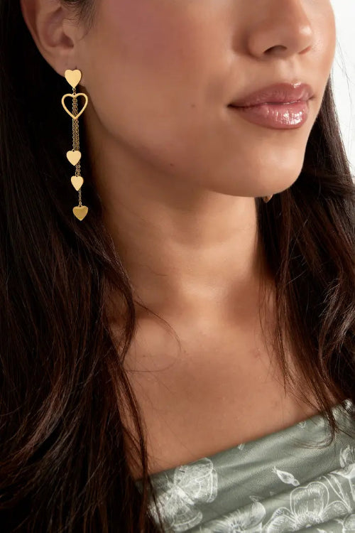 Gouden oorbellen 'Heartfelt moment' met hartvormige hangers, elegant en tijdloos design.
