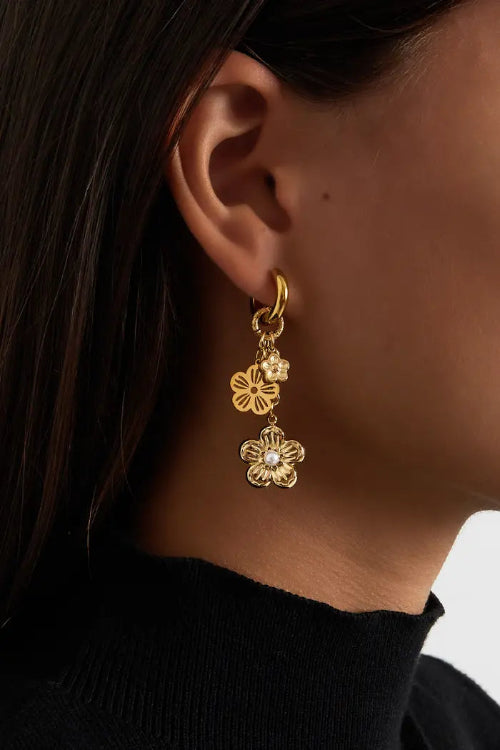 Zilverkleurige 'Blooming Beauty' oorbellen met verfijnd bloemdesign, vervaardigd van roestvrij staal voor een duurzame en elegante uitstraling.