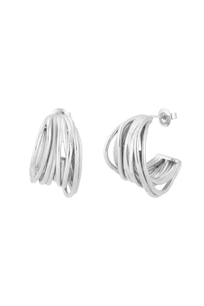 Oorbellen 'Bound Me Love' in zilver, met een verfijnd ontwerp van twee hartjes.