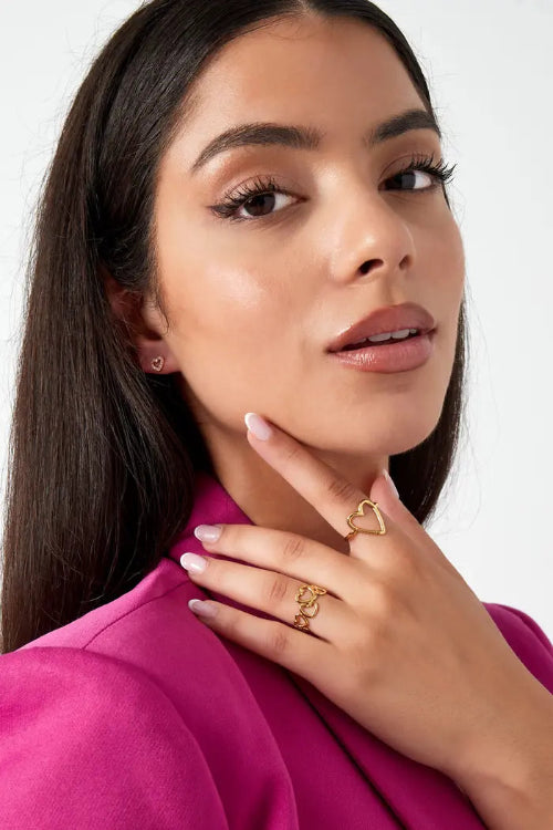 Ring 'Big Heart' in goud en zilver, met een opvallende hartvormige design, elegant gepresenteerd op een neutrale achtergrond.