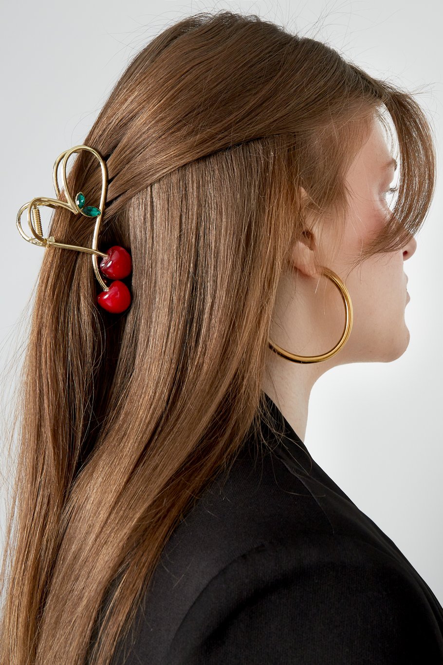 Grote haarclip met kersenontwerp, een vrolijk en speels accessoire met een retro knipoog.