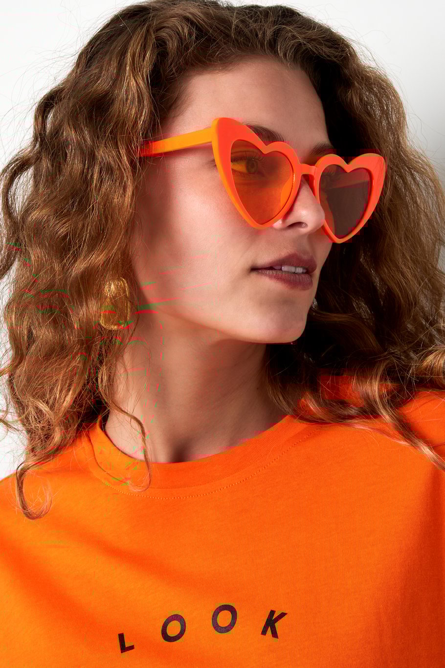 Trendy oranje zonnebril met schattig hartmotief, perfect voor een speelse en liefdevolle look