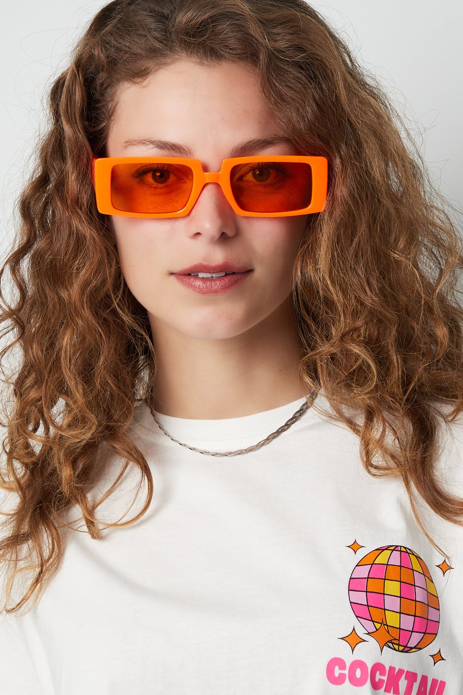 Moderne oranje zonnebril met rechthoekig frame, een opvallend en stijlvol accessoire voor de zomer