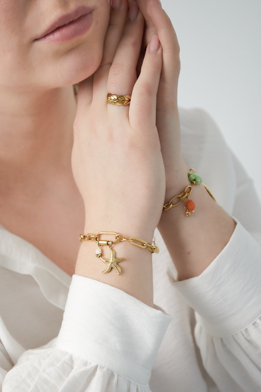 Delicate armband met zeester bedel, geïnspireerd op de zee – perfect voor een zomerse en speelse look.